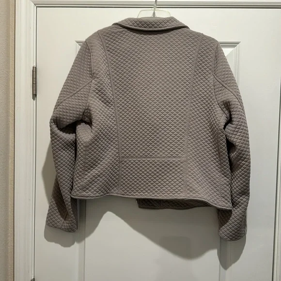 TORRID PEBBLE GREY QUILTED‎ KNIT MOTO JACKET - 2 - Picture 4 of 10